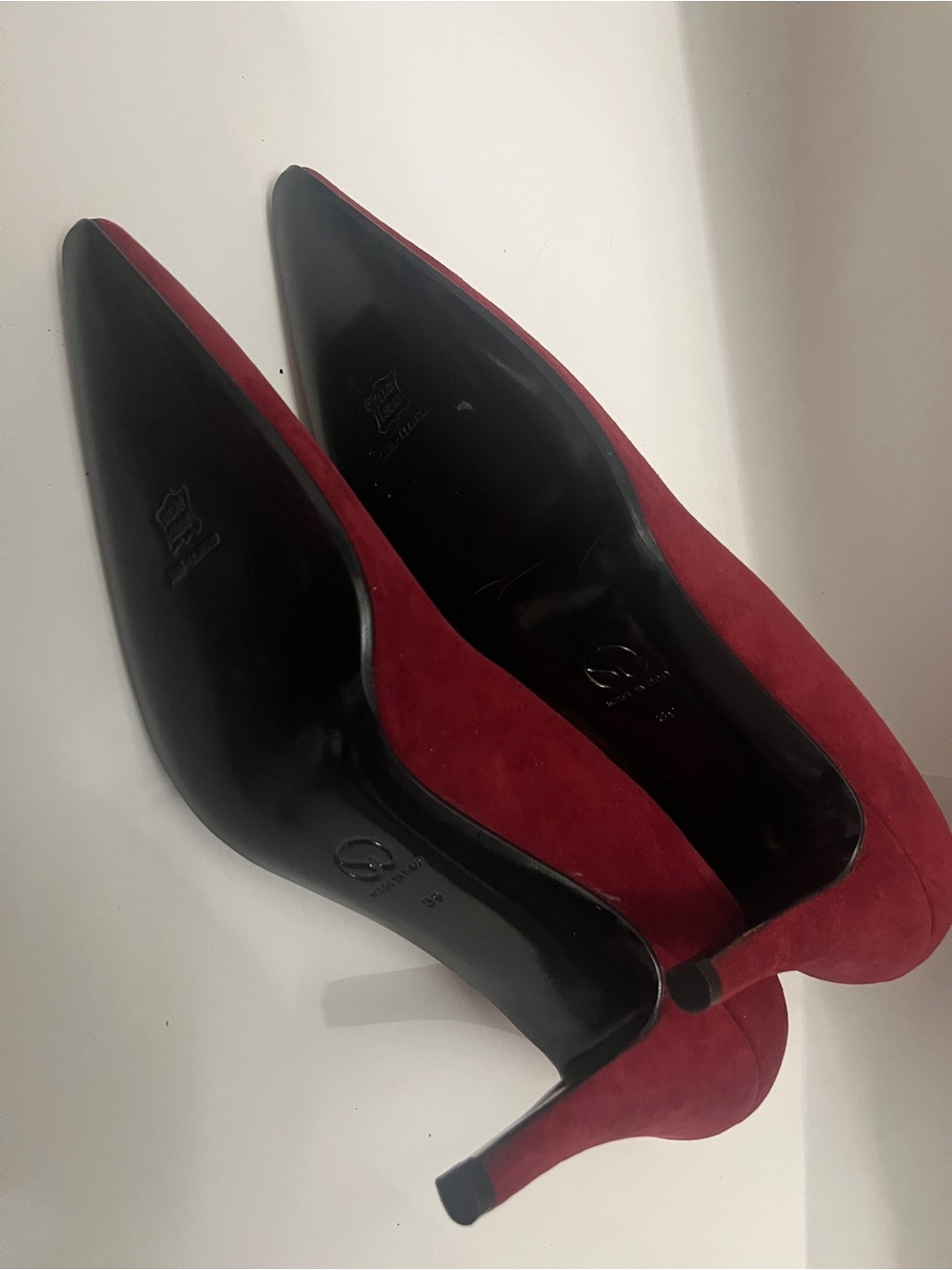 St. John Burgundy Suede Pointed-Toe Pumps Made In Italy Size 39 (8-8.5W) - Picture 4 of 8